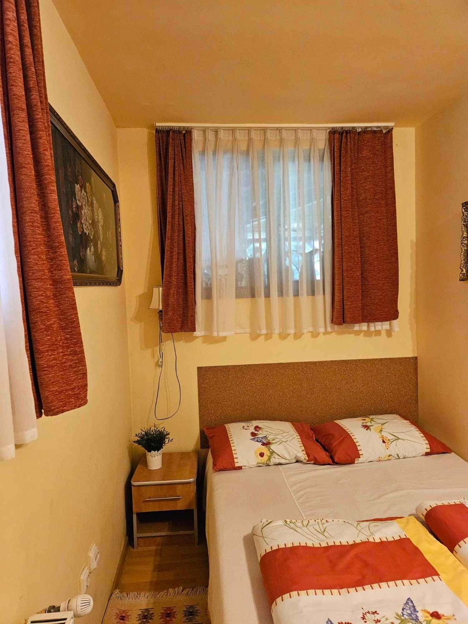 Panzio Anett Bed & Breakfast Pietroasa  Bagian luar foto