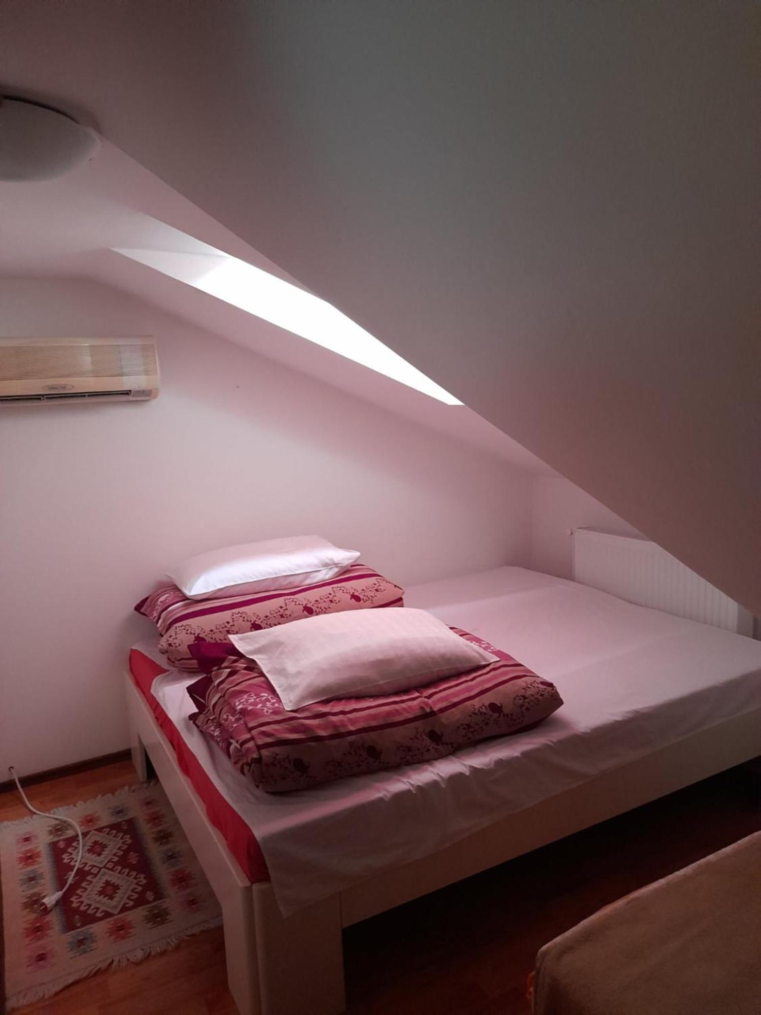 Panzio Anett Bed & Breakfast Pietroasa  Bagian luar foto